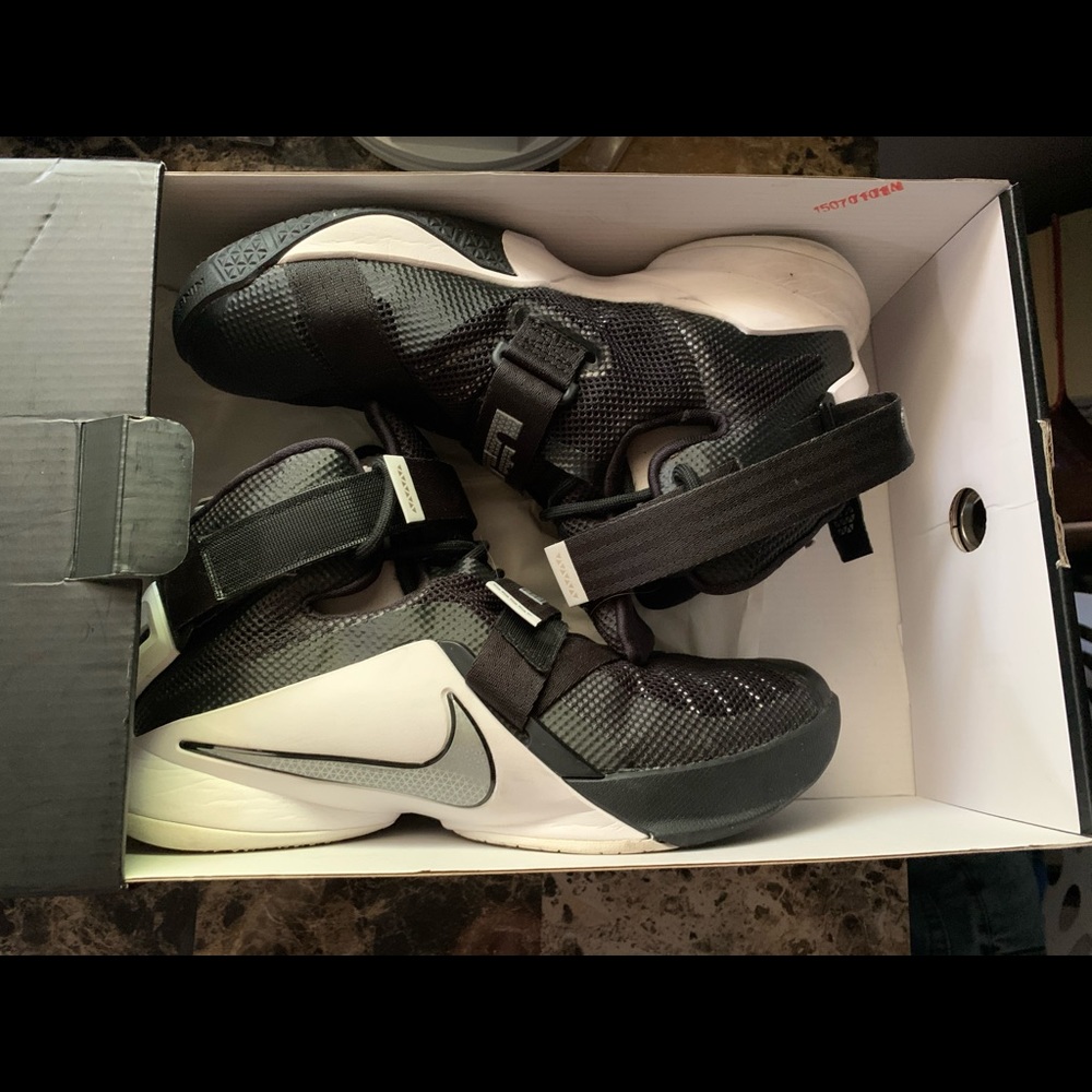 Size 9 Nike Lebron basketball shoes
